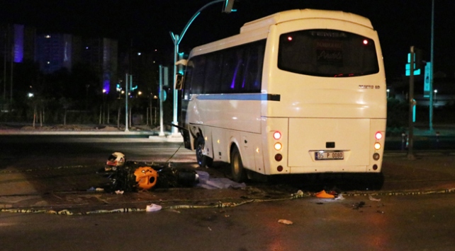 Minibüse çarpan motosikletin sürücüsü hayatını kaybetti