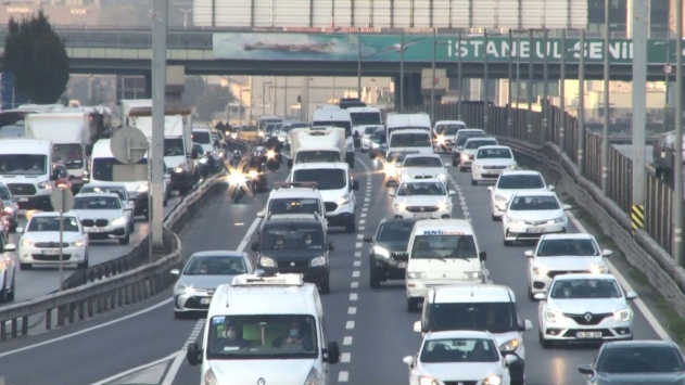 Okulların açılmasıyla İstanbul’da trafik yoğunluğu oluştu